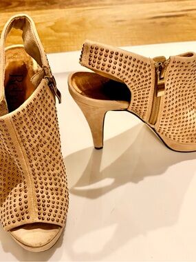 Reba Studded Peep Toe Heels Booties Nude Tan Size 5.5 New